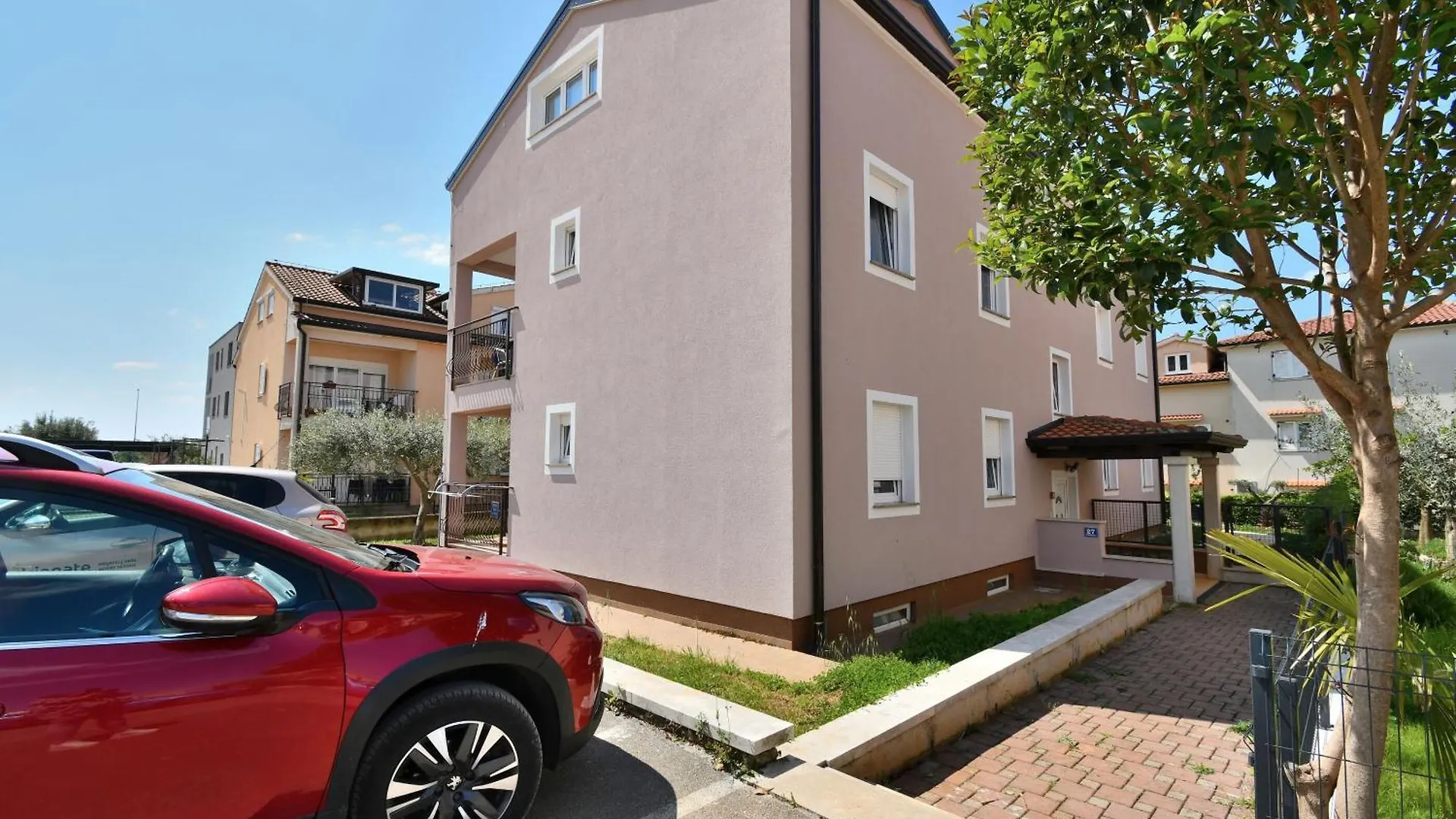 הקונטקטים של Apartment Beba